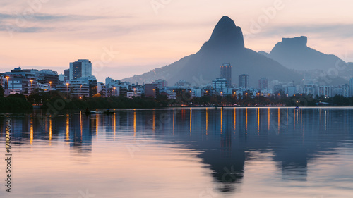 Tableau sur toile Sunset Lagoon Rodrigo de Freitas (Lagoa), mountain Vidigal, Stone of Gavea, Rio