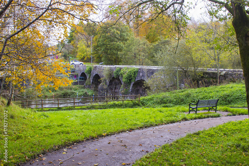 Obraz na plátně The ancient stone built  Shaw's Bridge over the River Lagan close to the little