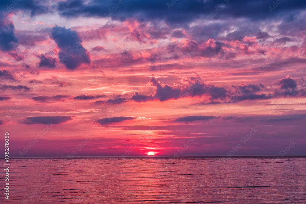 Fototapeta premium Dramatic sunset over the sea