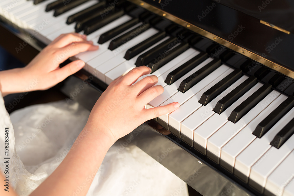 Fototapeta premium girl playing piano