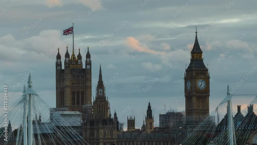 Big Ben, Westminster and Victoria Tower in London, Time-Lapse.
Long lens, telephoto lens.