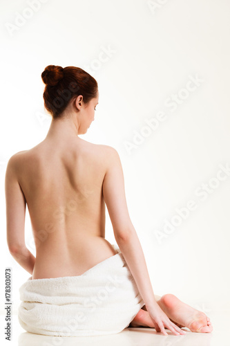 Bild auf Leinwand Sitting naked woman in white towel