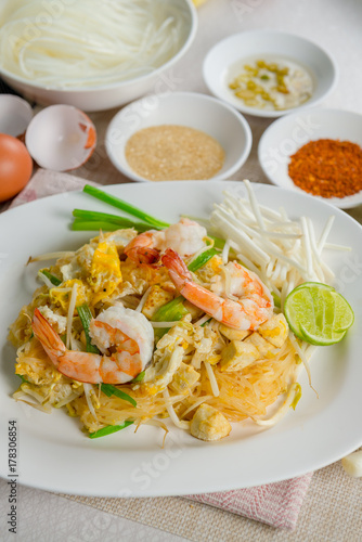 Pad Thai Goong Sod (Fried Rice Sticks with Shrimp)