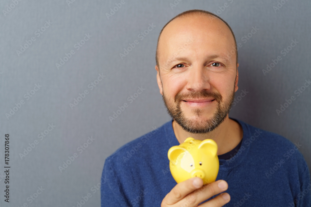 Fotografie mann hat seine finanzen im blick