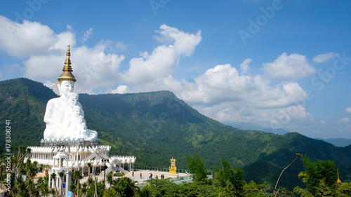 Fotografie White big buddha aerial view with mountain background at Wat Prathat Phasornkaew