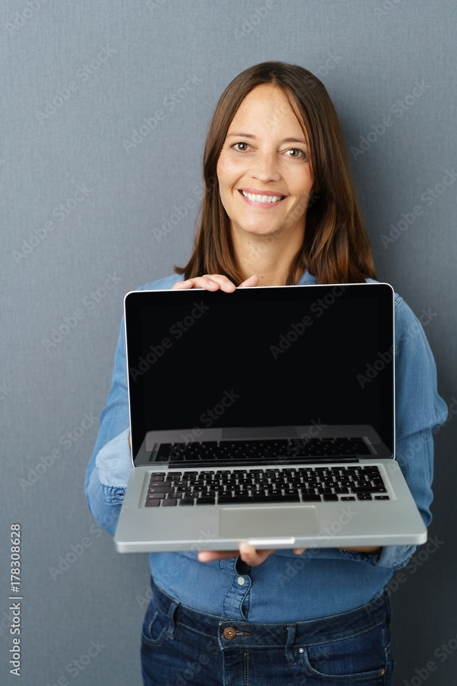 frau zeigt den bildschirm ihres laptops frau zeigt den bildschirm ihres laptops