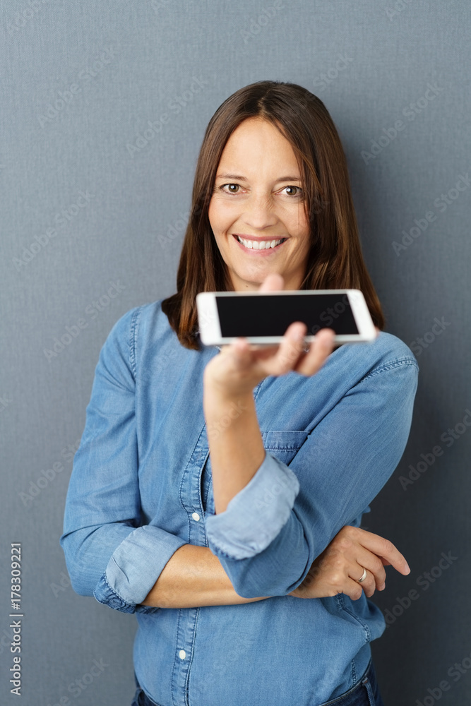 frau zeigt ihr handy frau zeigt ihr handy