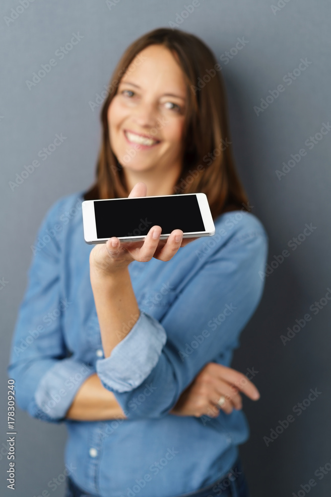 lachende frau zeigt ihr handy lachende frau zeigt ihr handy
