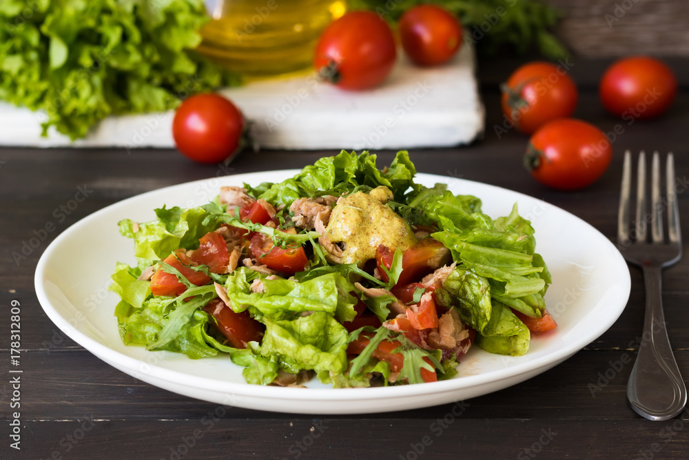 Salad with tuna and mustard dressing