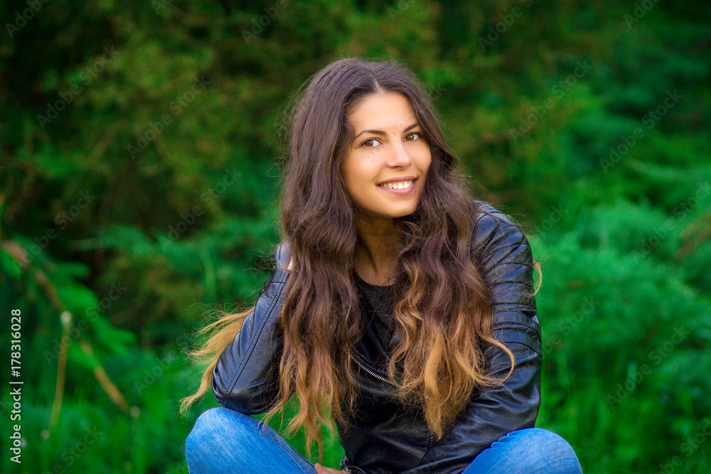 Naklejka premium Portrait of a girl in a black jacket