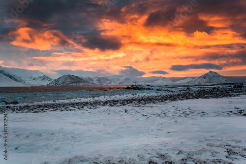 Fototapeta Naklejka Na Ścianę i Meble -  Arktyczny krajobraz o zachodzie słońca