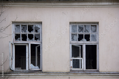 old house with broken Windows the house to be demolished 