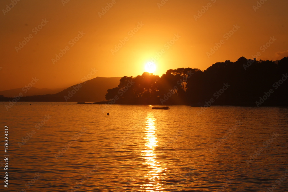 Sonnenuntergang am Meer auf der Halbinsel la Victoria auf Mallorca