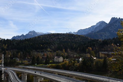 Kanaltal, Tarvis, Tarvisio, Udine, Friaul, Julisch-Venetien, Italien, Dreiländereck, Autobahn, Straße, Kehre, Haus, Stadt, Ortstafel, Verkehrszeichen, Herbst, Brücke, kahl photo