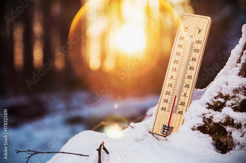 Canvas Print thermometer with sub-zero temperatures in the winter forest