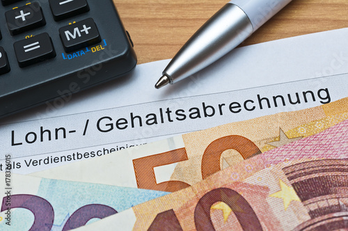Foto Verdienstabrechnung - Einkommen - Lohnabrechnung - Gehaltsabrechnung - Finanzamt