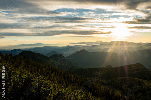 Sonnenuntergang auf einem österreichischen Gipfel mit Nebelschwaden in den Tälern