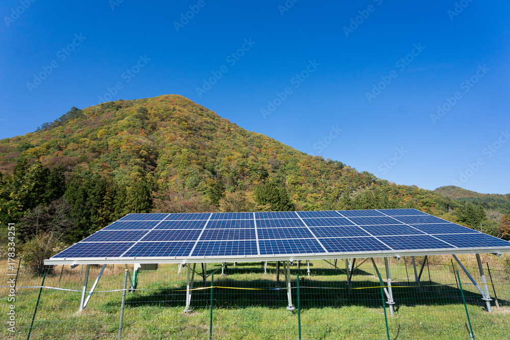 太陽光発電と青空