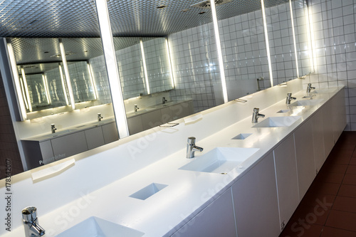 Fotografie Waschraum in großem Gäste-WC