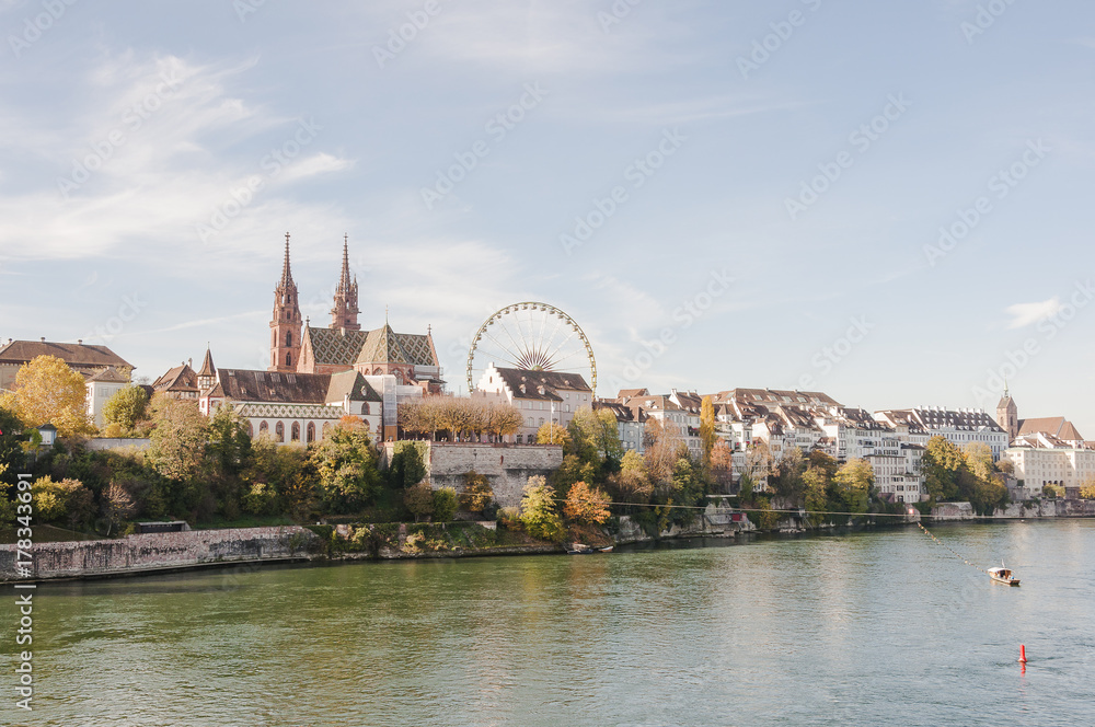 Obraz premium Basel, Stadt, Altstadt, Grossbasel, Münster, Kirche, Pfalz, Herbst, Herbstmesse, Riesenrad, Rhein, Rheinufer, Altstadthäuser, Fähre, Rheinfähre, Schweiz