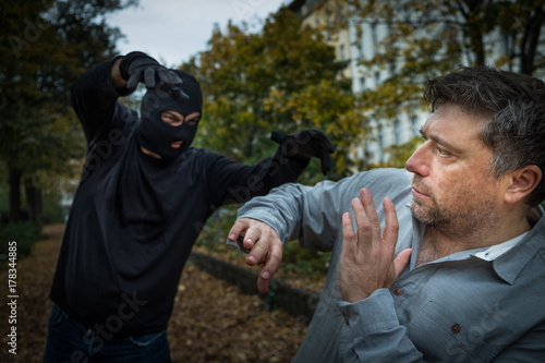 Εκτύπωση καμβά Burglar fighting with man outdoors