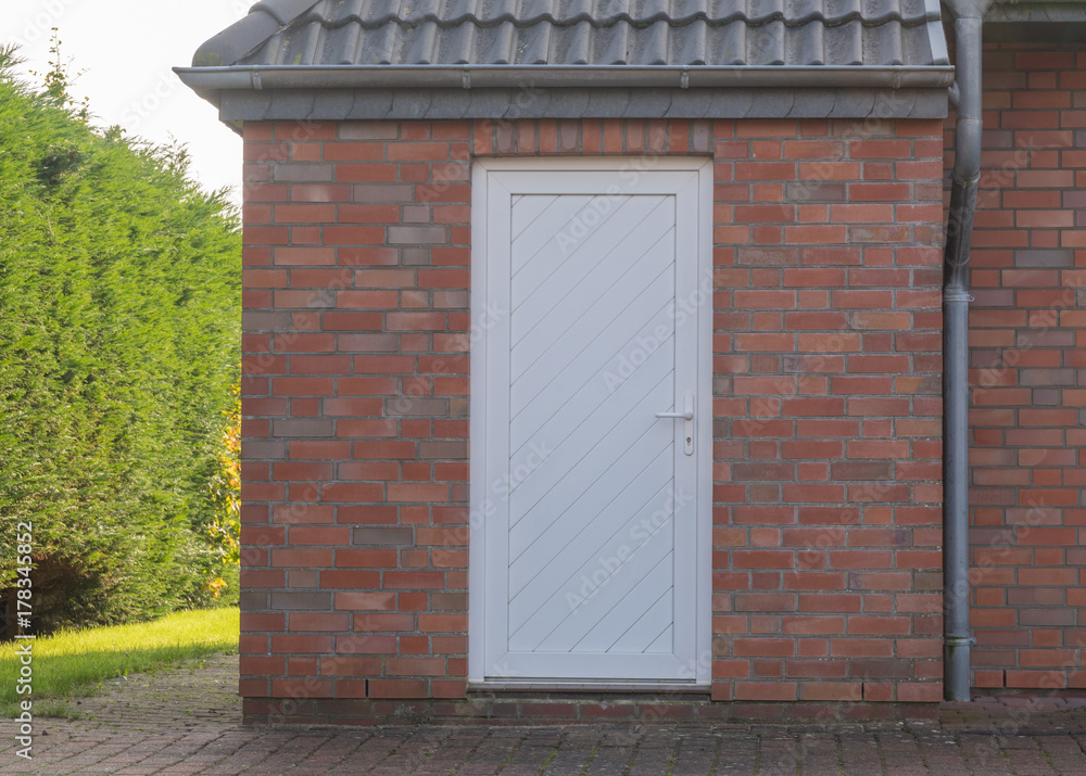 Obraz premium Weiße Tür eines Lagerraumes