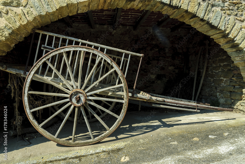 Obraz premium old carriage in the medieval Monells town in Gerona, Spain.