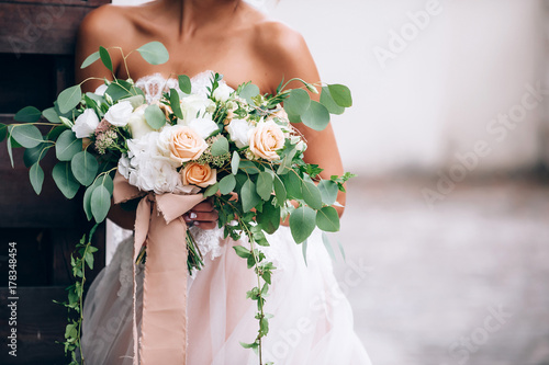 Fotografia beautiful bride in a luxurious dress in eco-style