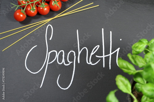 Spaghetti auf Schiefer