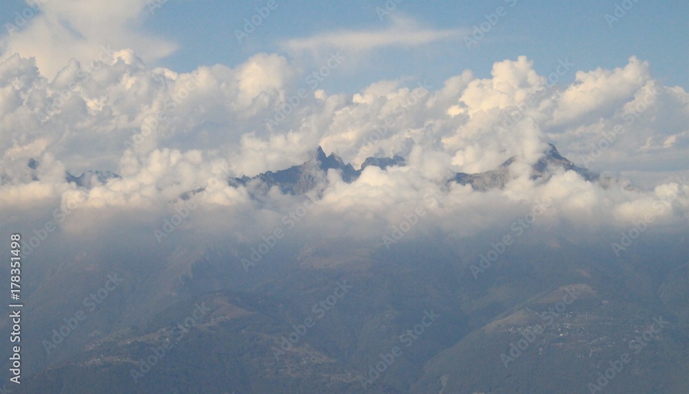 Alpengipfel umhüllt von Cumulonimbus-Wolken / Blick über den Comer See zu den Gipfeln der Adula-Alpen