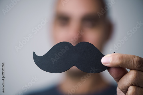 Photo young man with a fake moustache