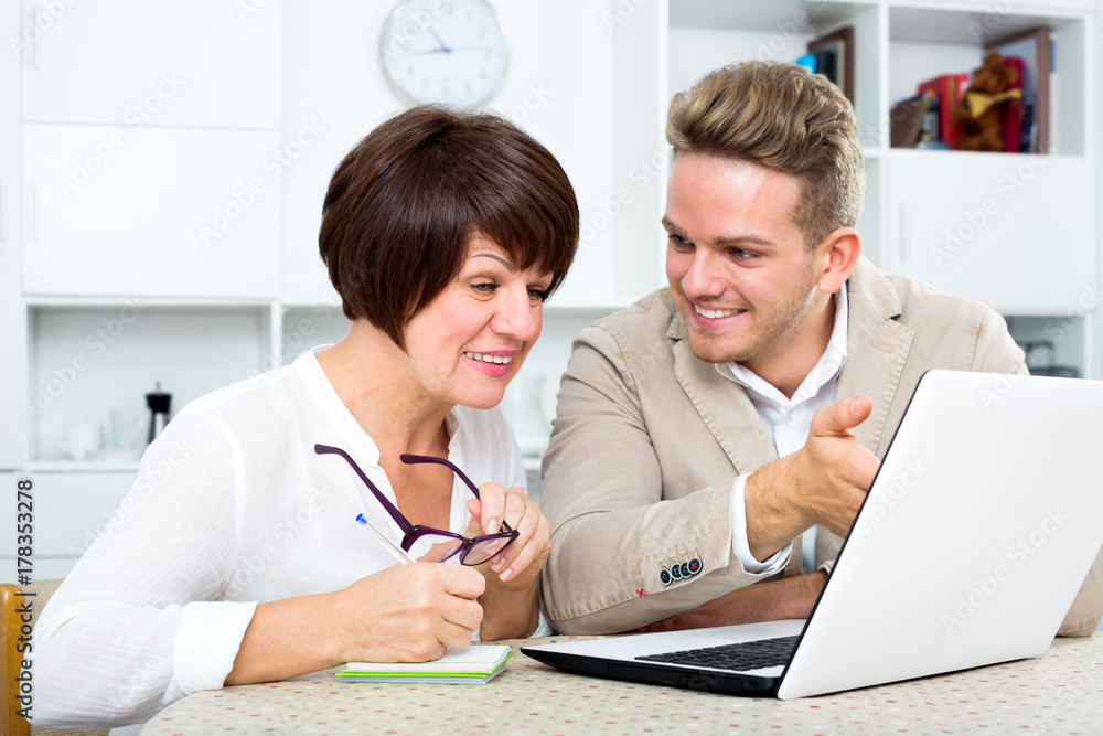 Fototapeta premium Man tells his mother about new software