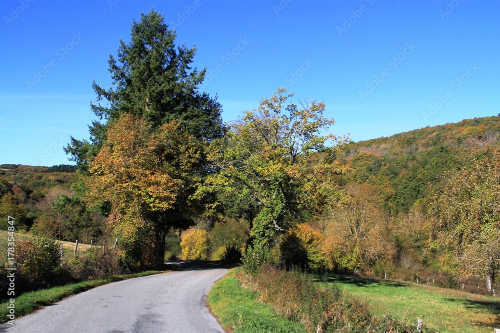 petite route en Combrailles, Auvergne