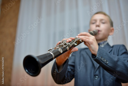 Obraz na płótnie Boy playing the clarinet