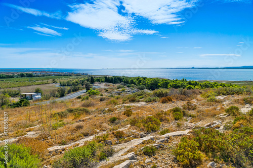 Blick vom Ufer bei einem kleinen Fischerdorf auf das Mittelmeer in der französischen Ortschaft Gruissan in Südfrankreich