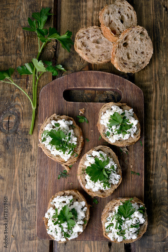 Sandwiches with curd cheese and green herbs
