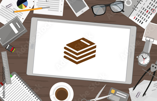 Schreibtisch mit Tablet - Buch