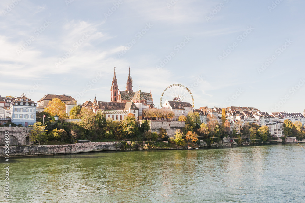 Obraz premium Basel, Stadt, Altstadt, Altstadthäuser, Grossbasel, Münster, Kirche, Pfalz, Rhein, Rheinufer, Herbst, Herbstmesse, Basel-Stadt, Schweiz