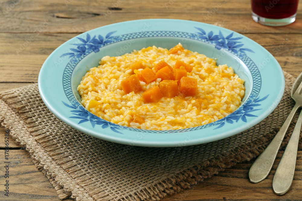 risotto italiano con zucca gialla su sfondo rustico risotto italiano con zucca gialla su sfondo rustico