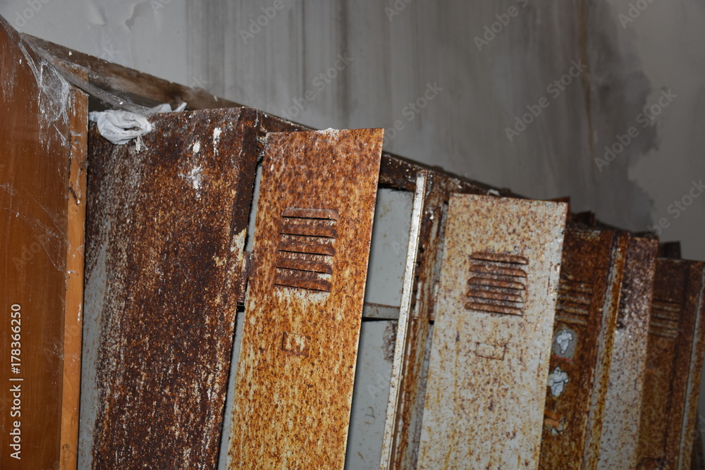 Lost Rost Lost Places, Vergessene Orte, Spind, Werkstätte, Tisch, Akten, Gitter ...