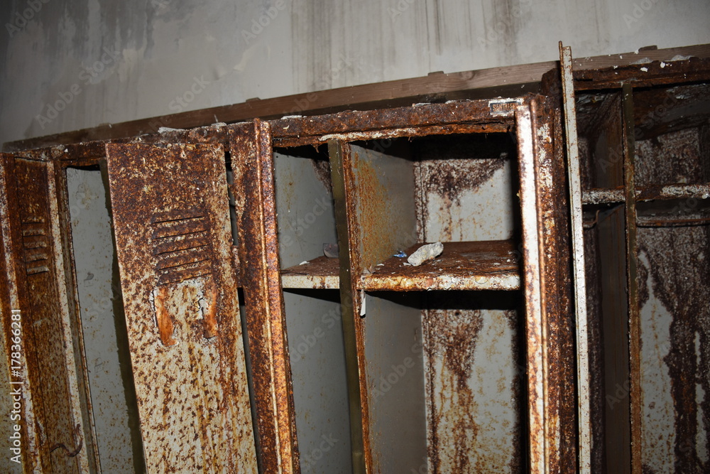 Lost Rost Lost Places, Vergessene Orte, Spind, Werkstätte, Tisch, Akten, Gitter ...