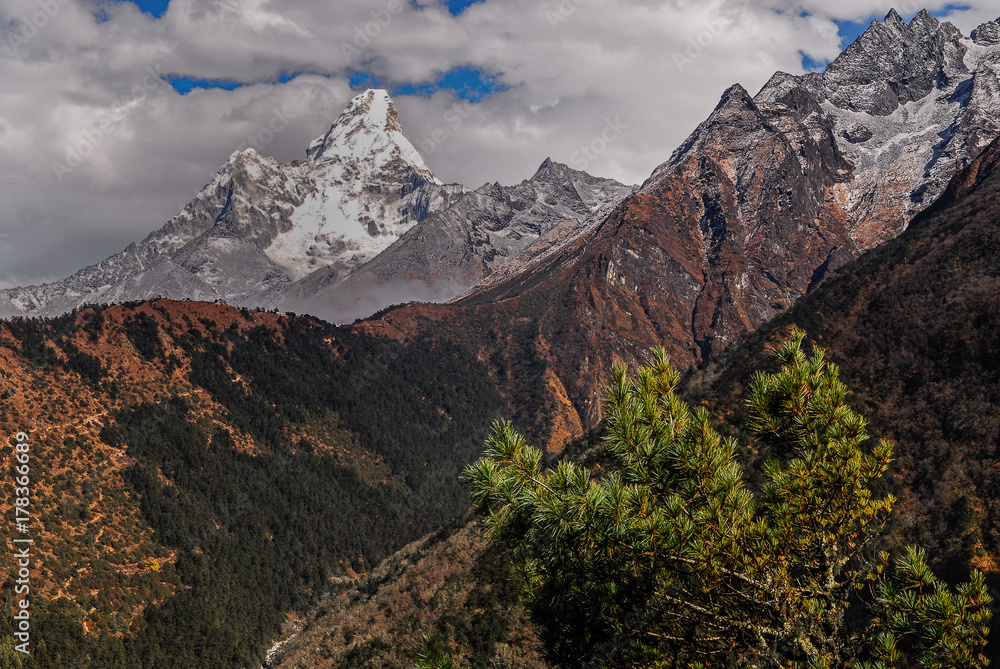 Nepal himalaya khumbu sagarmatha national park ama dablam