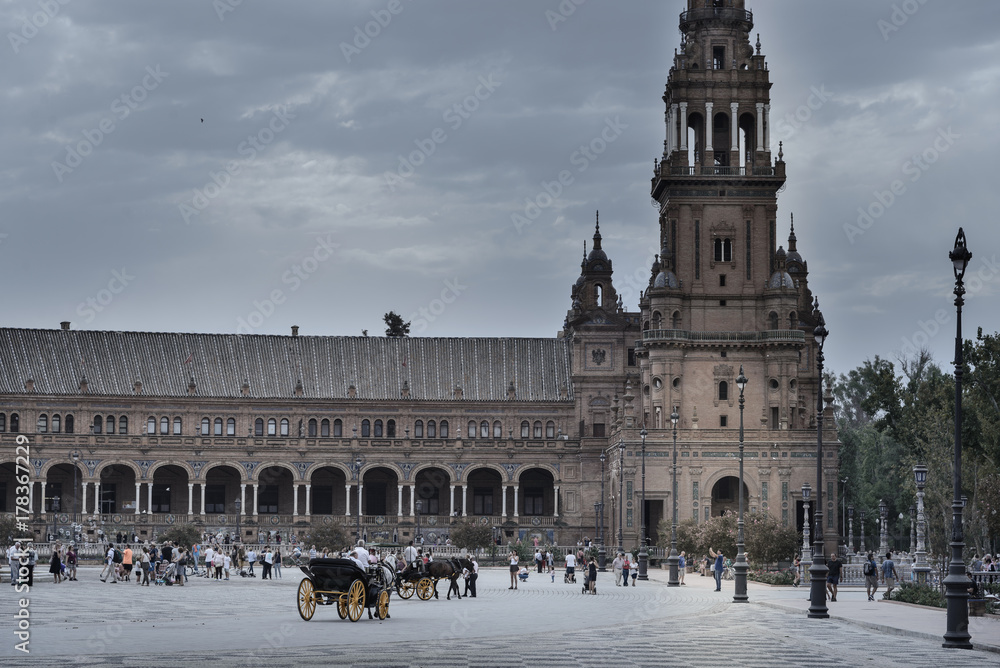 Fototapeta premium La Plaza de España es un conjunto arquitectónico enclavado en el Parque de María Luisa de la ciudad de Sevilla (España), proyectado por el arquitecto Aníbal González. 