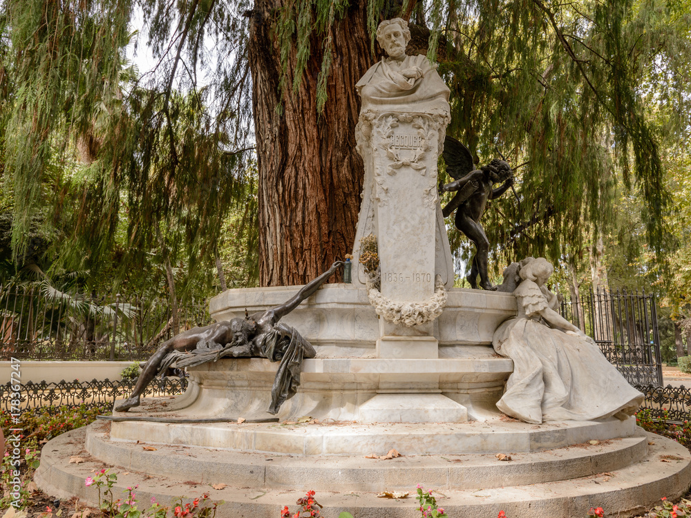 Monumento al poeta sevillano Bécquer en la glorieta del Parque de María ...