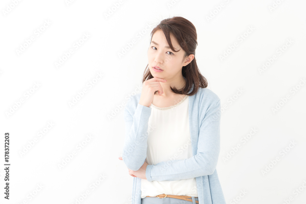 悩む若い女性 悩む若い女性