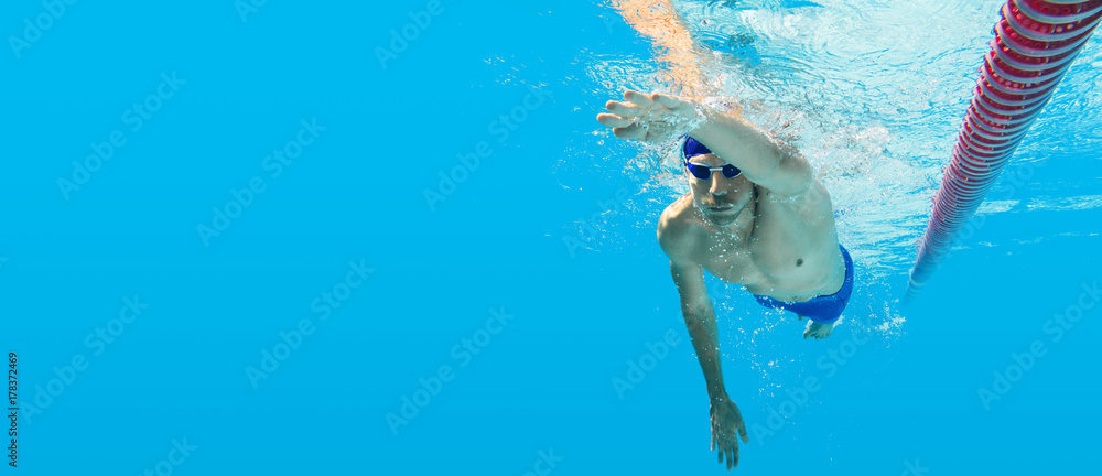 Schwimmen unter Wasser Mann blau Kraulen Training - obrazy, fototapety, plakaty 