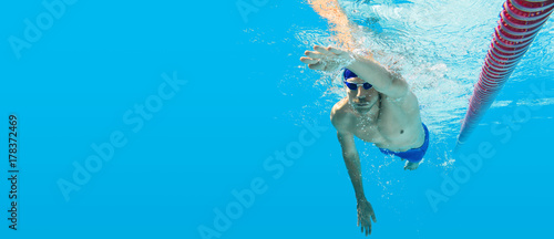 Schwimmen unter Wasser Mann blau Kraulen Training