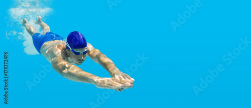 Tauchen Schwimmen Mann Sprung Wasser blau