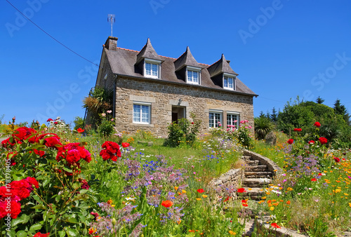 Foto Bretagne Haus mit Blumen - typical old house and garden in Brittany