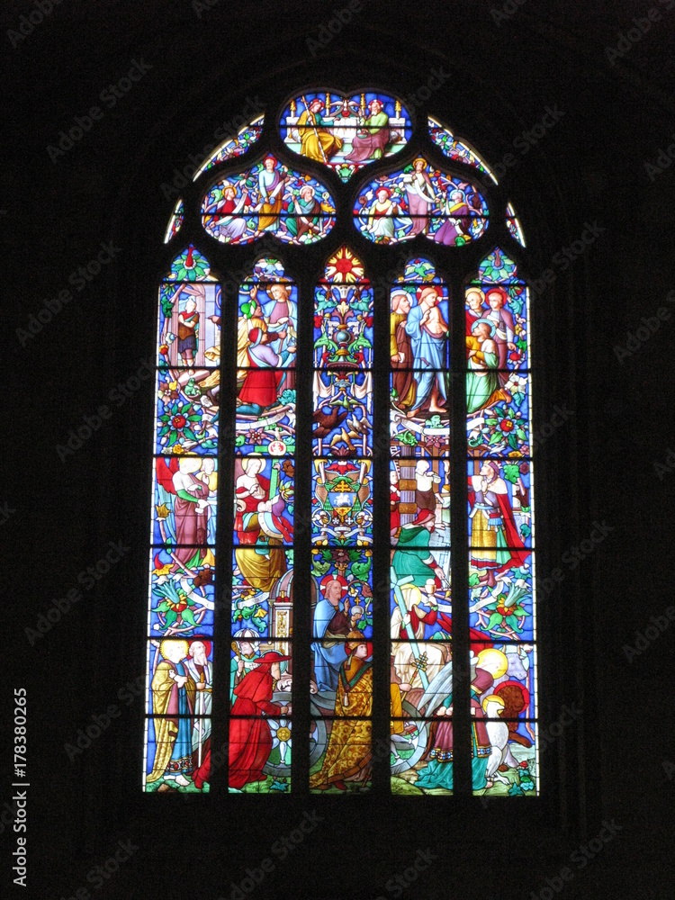 Vitrail dans la cathédrale Saint-Sauveur d'Aix-en-Provence : le triomphe de la foi (atelier Didron)